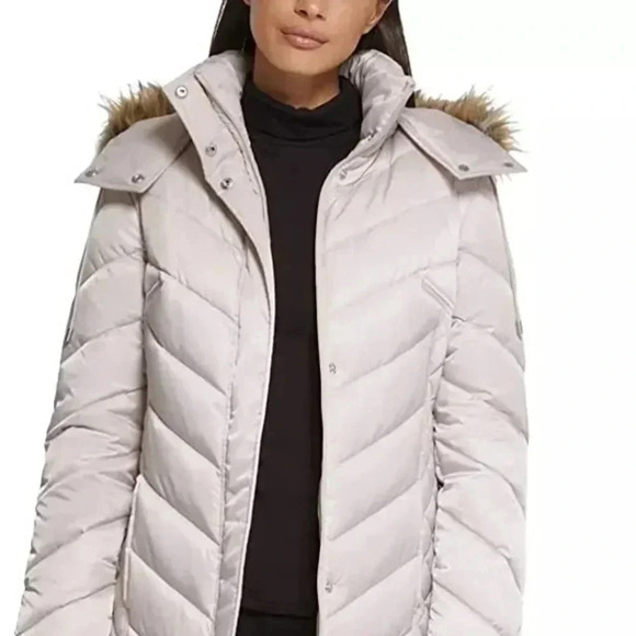 KENNETH COLE WOMEN'S MID-LENGTH CHEVRON QUILTED PUFFER JACKET HOODED COAT - Picture 2 of 10
